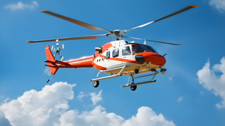 清新明亮的天空中飞翔的直升机摄影版权图片下载