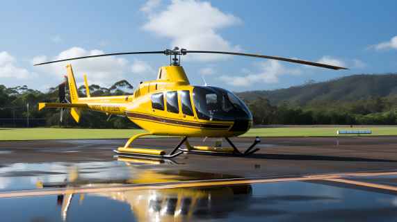 悠然美景中的黄色直升机摄影图片