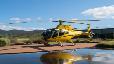 悠扬飞翔的黄色直升机在美丽景色中的摄影图片