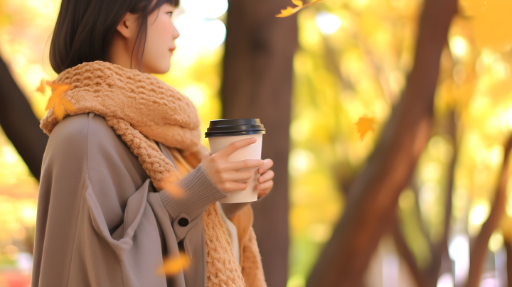 秋景下的黄围巾女孩版权图片下载