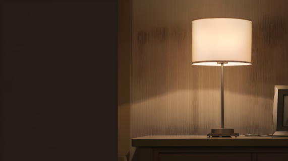 金棕色光影下的卧室台灯摄影图