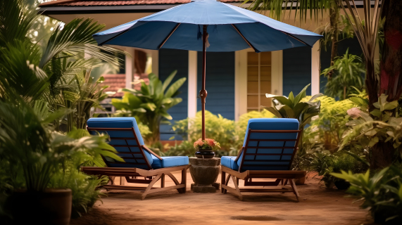 两把蓝色休闲椅和一把雨伞下的家外摄影图