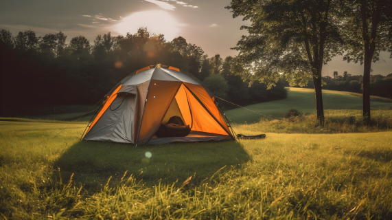浅橙色野营帐篷唯美风景摄影图