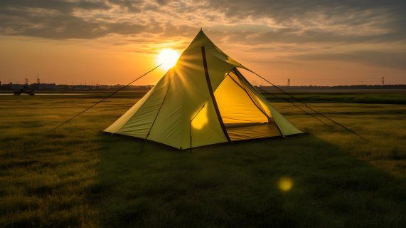 夕阳下黄色野营帐篷摄影图