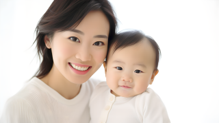 宝宝与美丽年轻母亲的实景摄影图