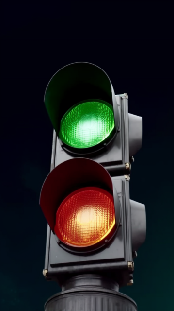 夜晚的红绿灯仰拍摄影图