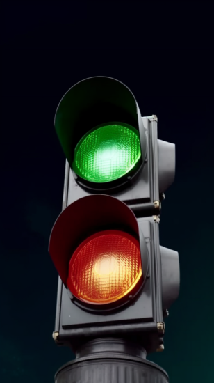 夜晚的红绿灯仰拍摄影图