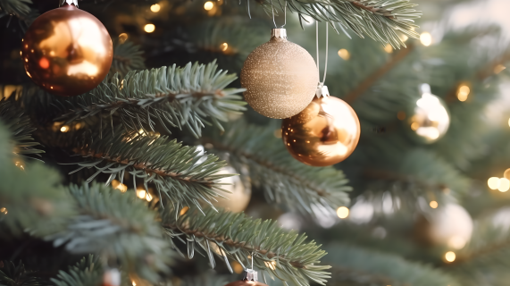 圣诞树装饰球近景绿色松树摄影图