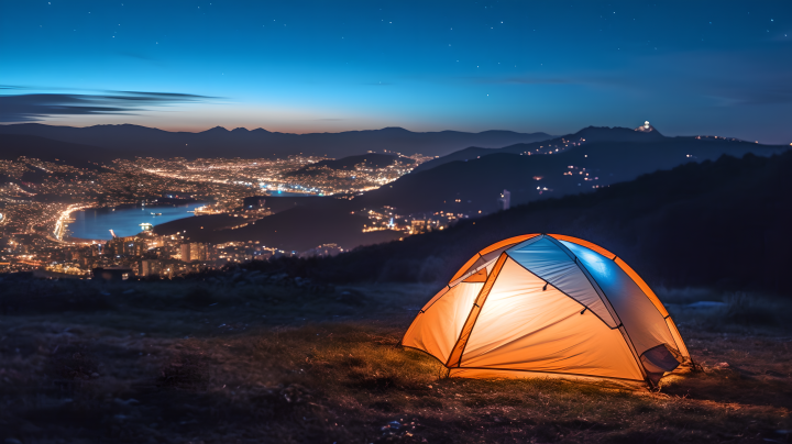 黄昏时分亮灯的美丽帐篷摄影图版权图片下载