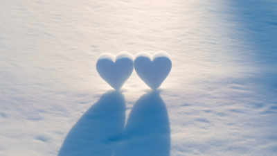 雪地上的两个爱心摄影图