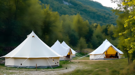 雅致露营装备白色帐篷摄影图