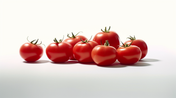 红番茄在白色背景上的摄影图片