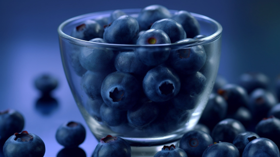 一大杯蓝莓摄影图