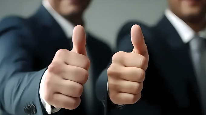 商人竖大拇指特写摄影图片