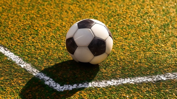 足球落在草地上的摄影版权图片下载