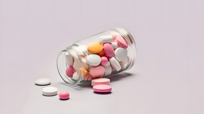 白粉玻璃瓶中的多种药片摄影图片