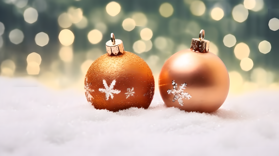 圣诞节冬日雪地中的橙色铜饰圣诞摄影图