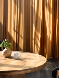 餐厅木质圆桌上的咖啡