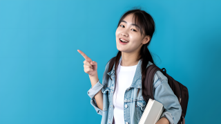 女大学生书香校园摄影图片