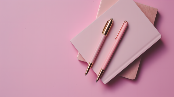 笔记本粉色铅笔摄影图片