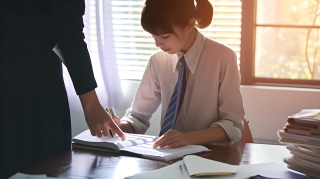 女大学生学习摄影图