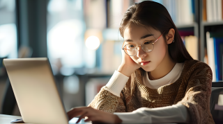 大学生电脑学习摄影图