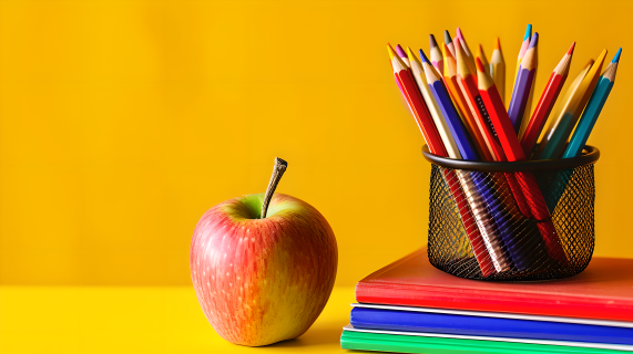 彩色铅笔和苹果书籍摄影图片