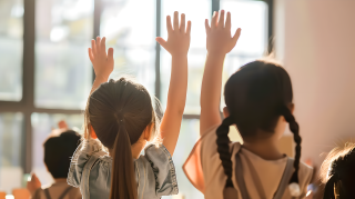 小学生举手的摄影图片