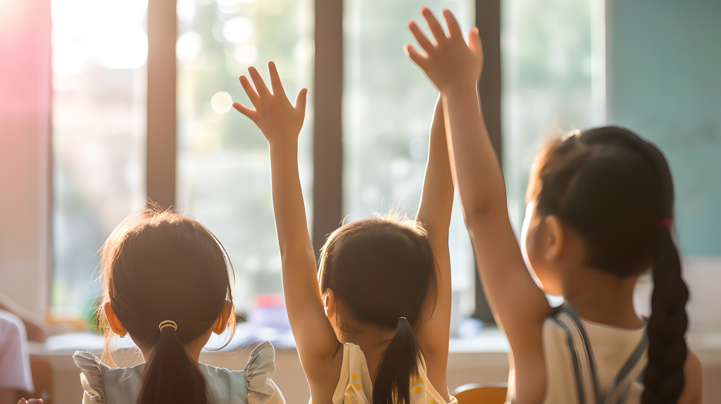 小学生举手明亮教室摄影图片