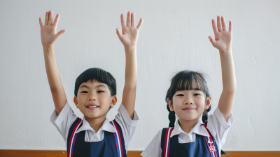 小学生坐在整洁明亮教室内摄影图片