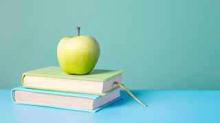 书籍上的绿苹果摄影图