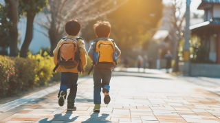 小学生放学跑步图片