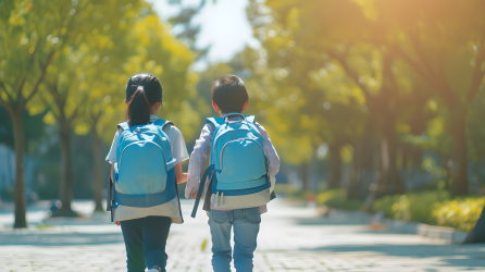 小学生放学活力满满图片