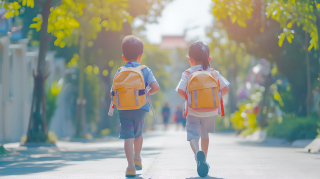 小学生放学背书包回家图片