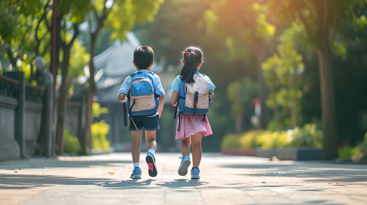 小学生放学路上版权图片下载