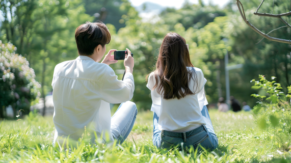 年轻夫妇野餐图片