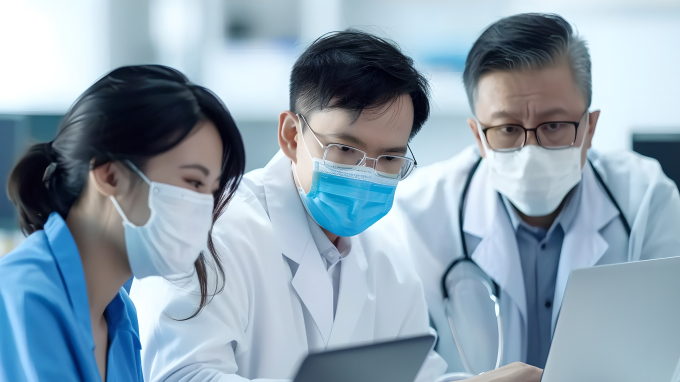 医疗团队医生查看病历图片