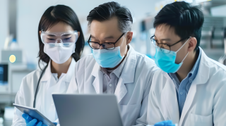 医疗团队研究患者病历图片