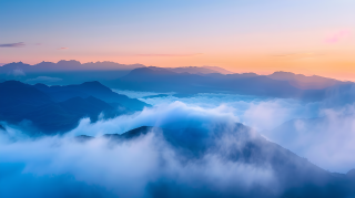 晨曦照耀下的山峰图片