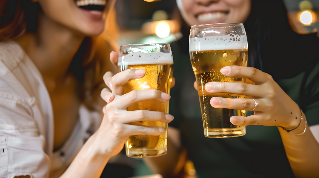 酒吧朋友喝酒图片