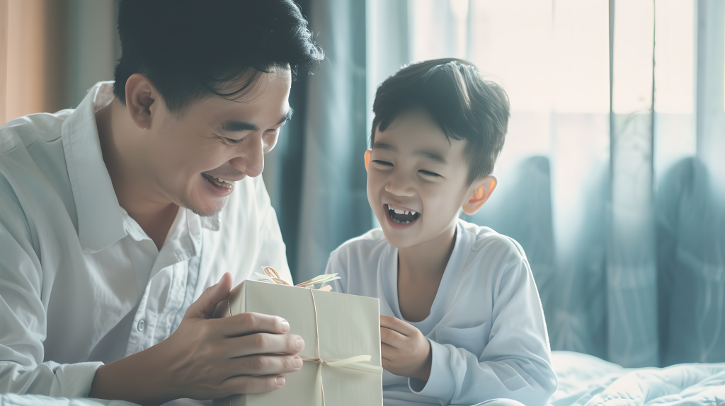 父子开心拆礼物图片