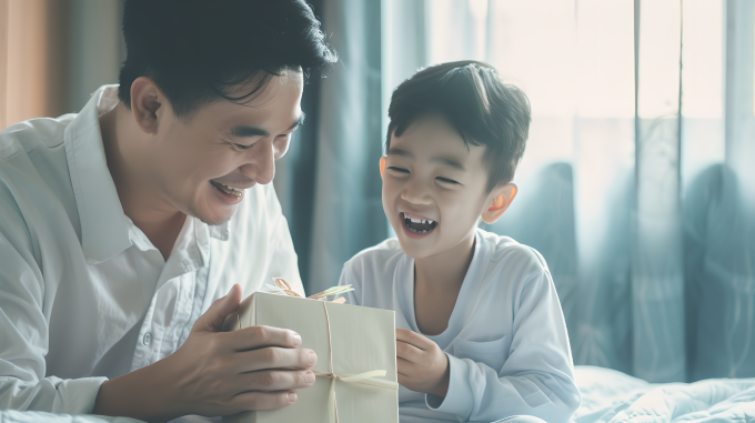 父子开心拆礼物图片