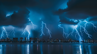 雷阵雨极端天气图片