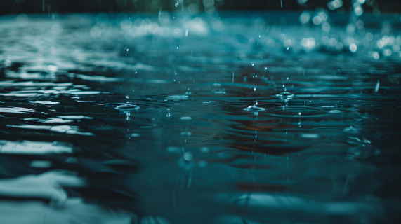 下雨天雨滴图片