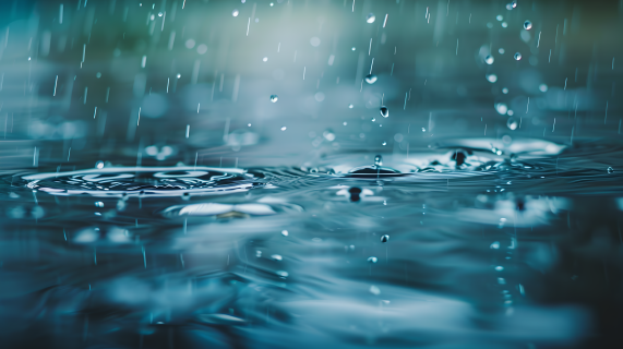 下雨天雨滴倾泻图片