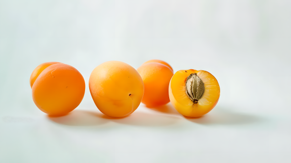 新鲜杏子白色背景图片