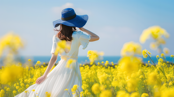 海边旅游油菜花美女图片