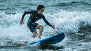 年轻男子夏日冲浪图片