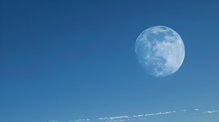 月球深蓝天空图片