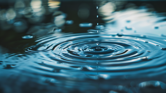 下雨水面涟漪图片